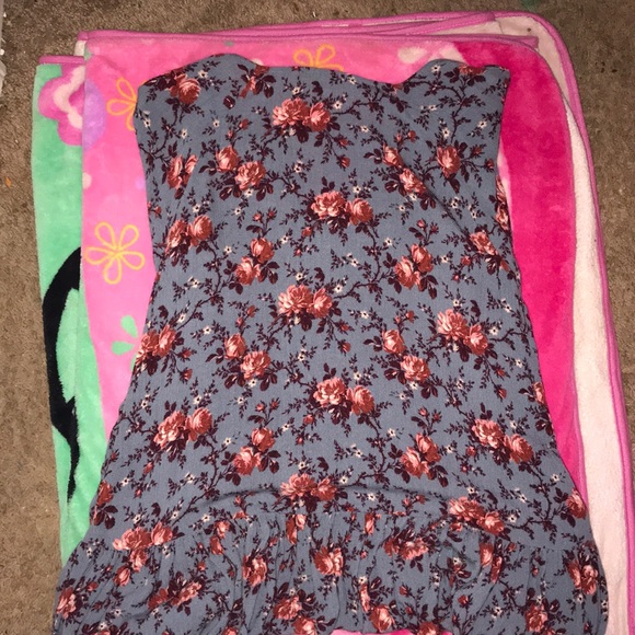 This a very beautiful top with long selves - Picture 2 of 5